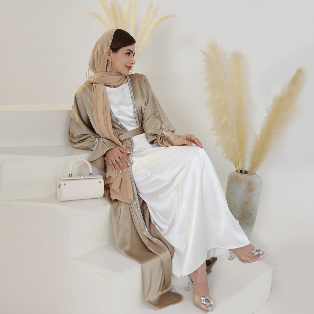 Femme portant une abaya bicolore beige et noir OnFleek