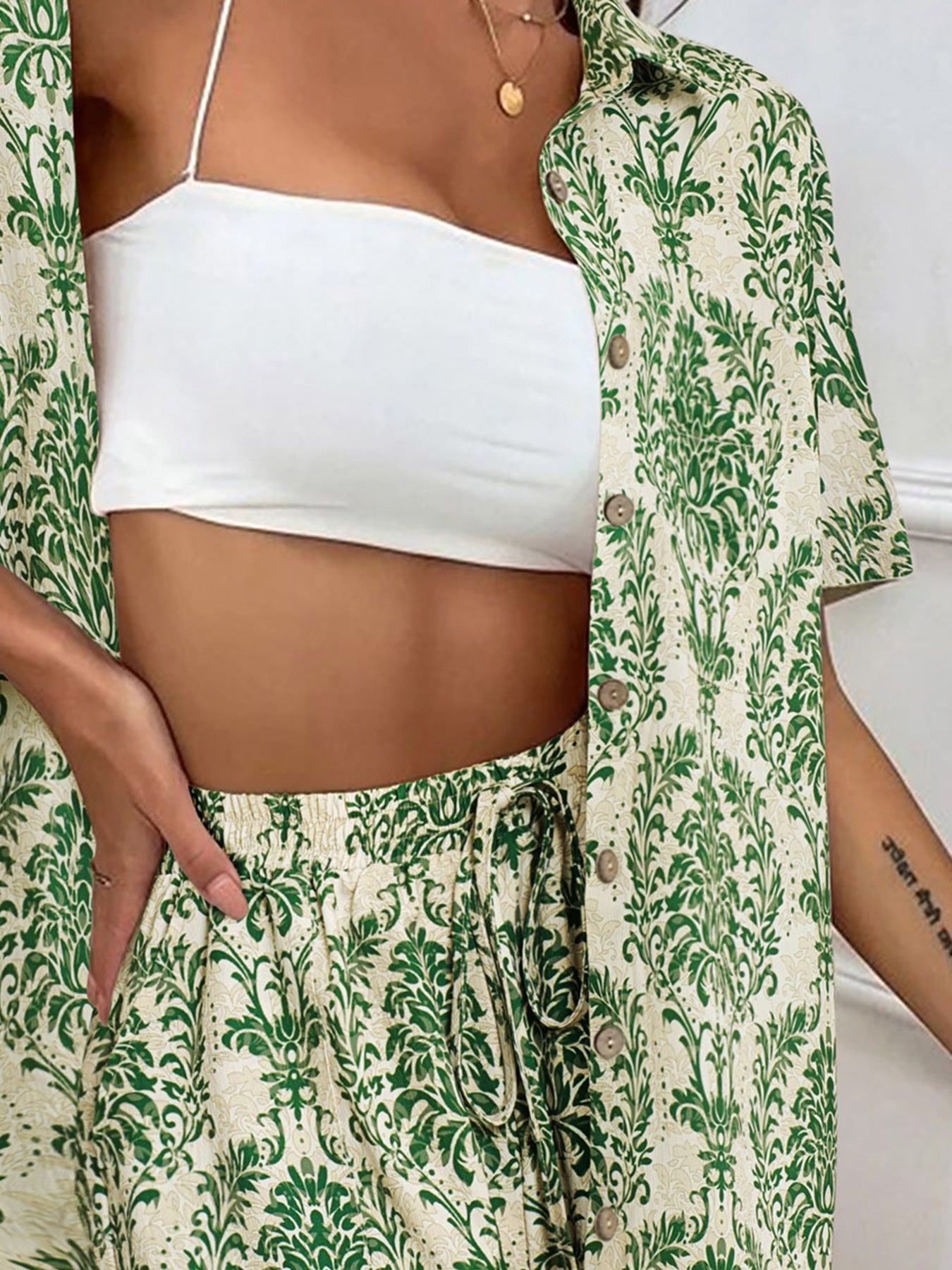 Ensemble NORA coloris vert imprimé floral chemise et short coordonnés femme