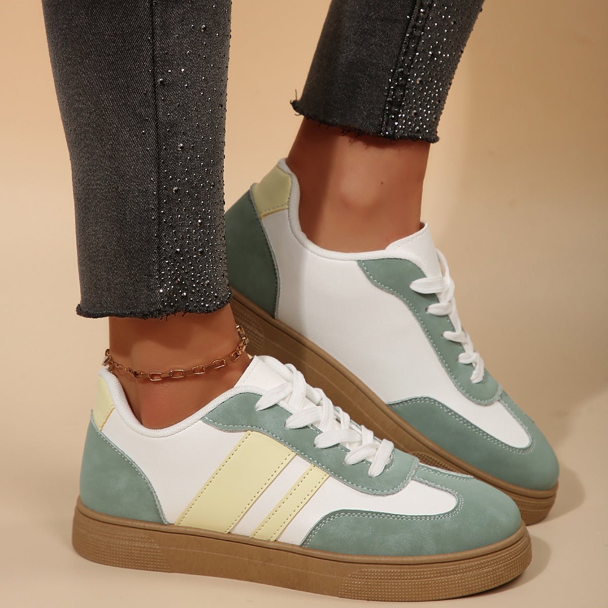 Sneakers AÏDA rétro sport femme portées look casual OnFleek