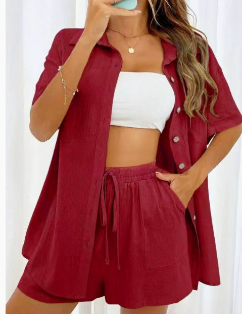 Ensemble NORA short et chemise 2 pièces coloris rouge bordeaux porté avec crop top blanc femme