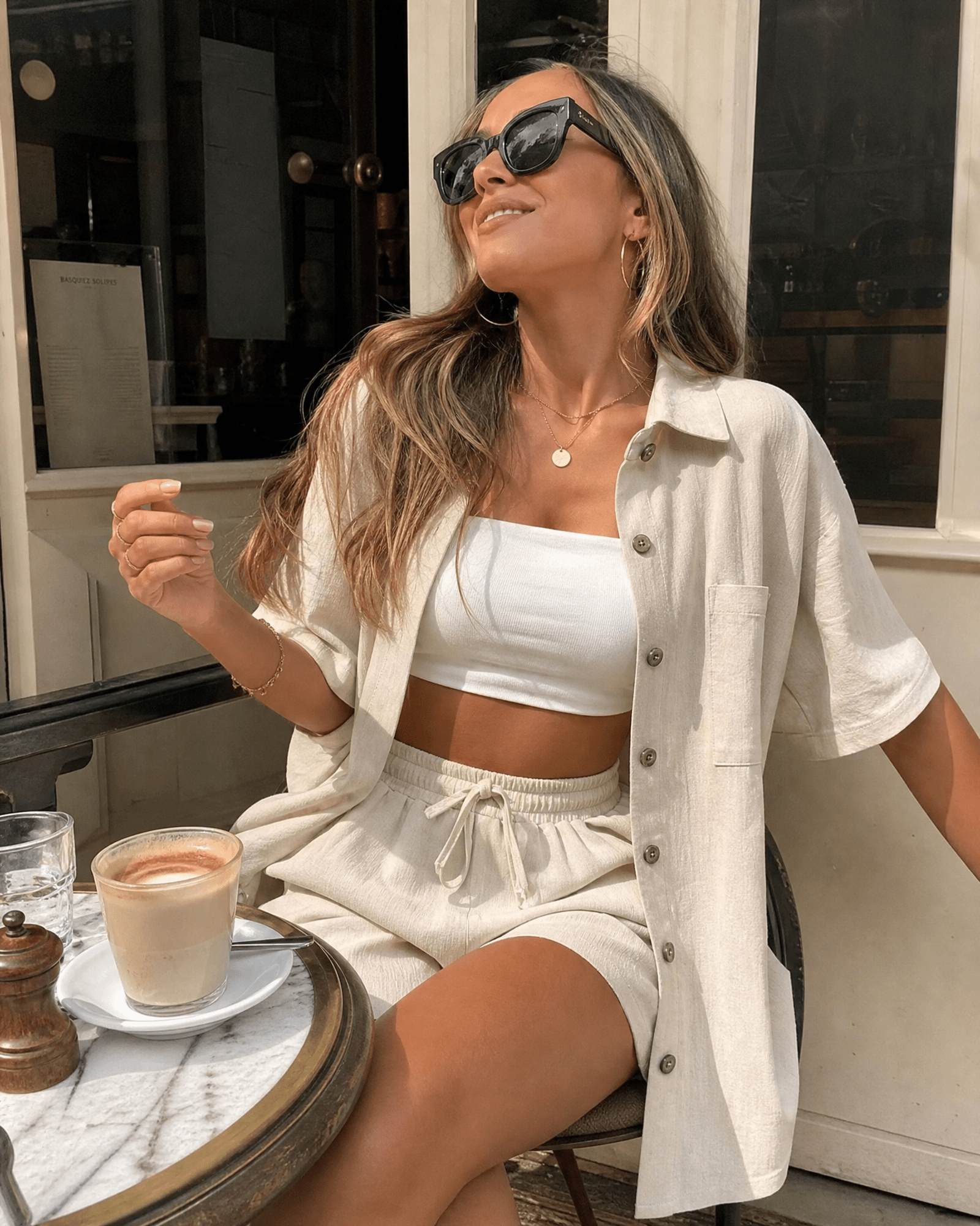 Ensemble NORA coloris beige porté en terrasse de café look été chic femme