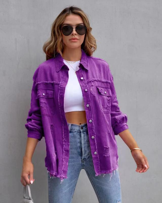 Surchemise SOFIA veste déchirée tendance coloris terre portée en extérieur